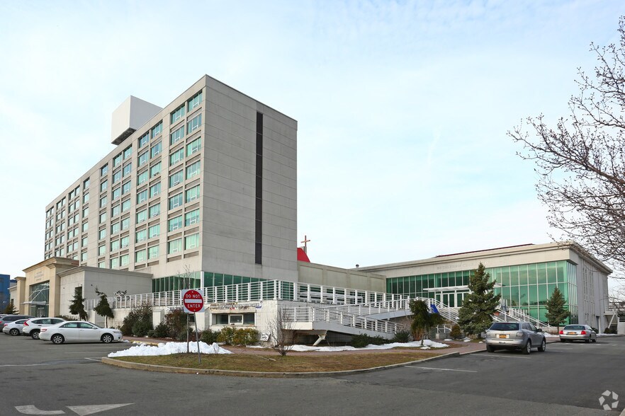 130-30 31st Ave, College Point, NY à louer - Photo principale – Image 1 sur 9