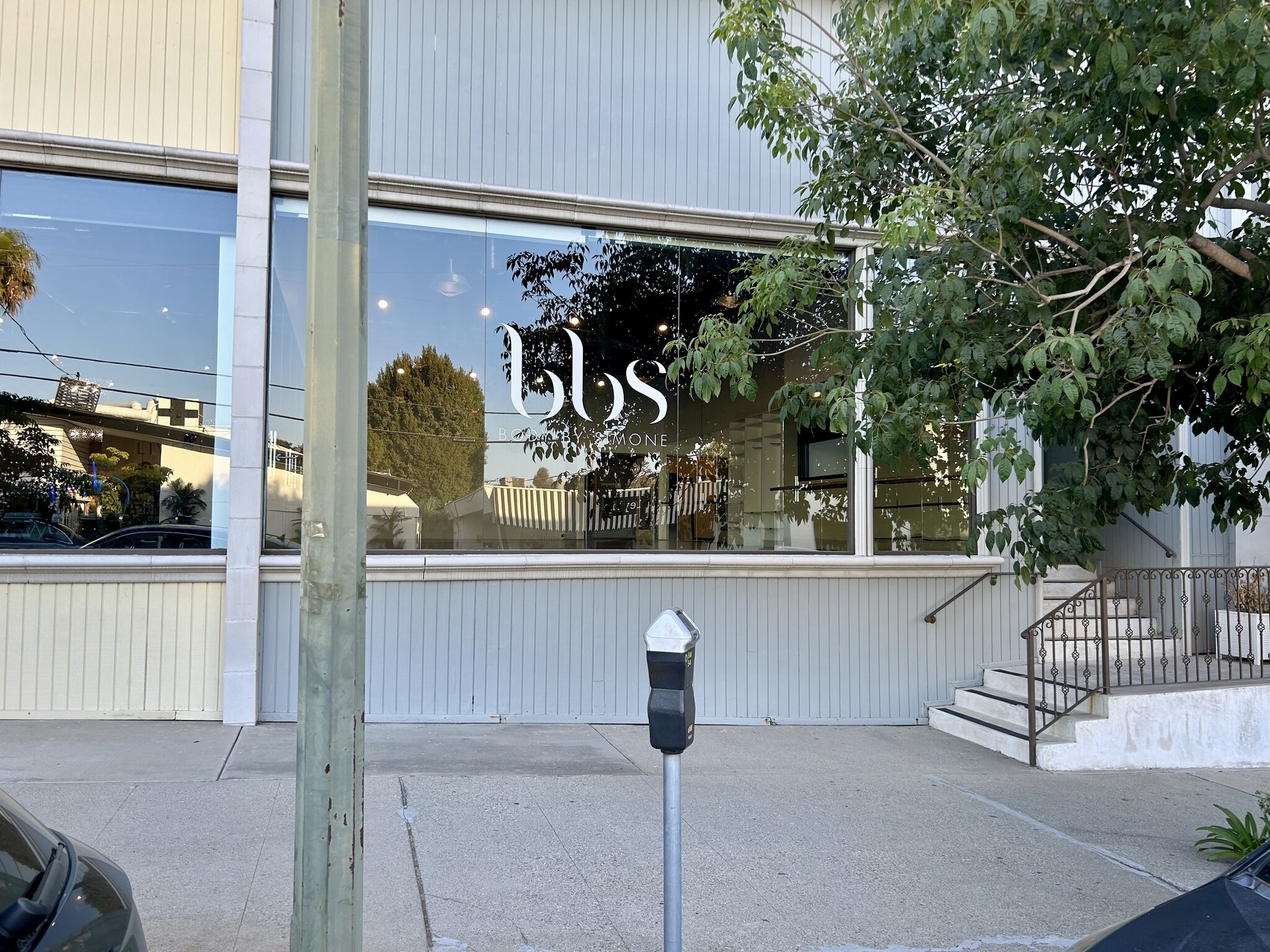 137-141 S Barrington Pl, Los Angeles, CA à louer Photo de l’immeuble– Image 1 sur 10