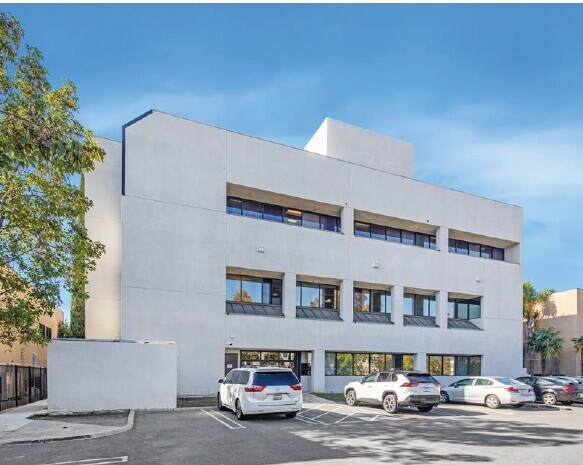 2515 McCabe Way, Irvine, CA à louer - Photo de l’immeuble – Image 3 sur 3