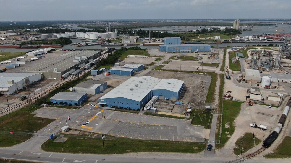 16661 Jacintoport Blvd, Houston, TX à vendre - Photo de l’immeuble – Image 2 sur 3