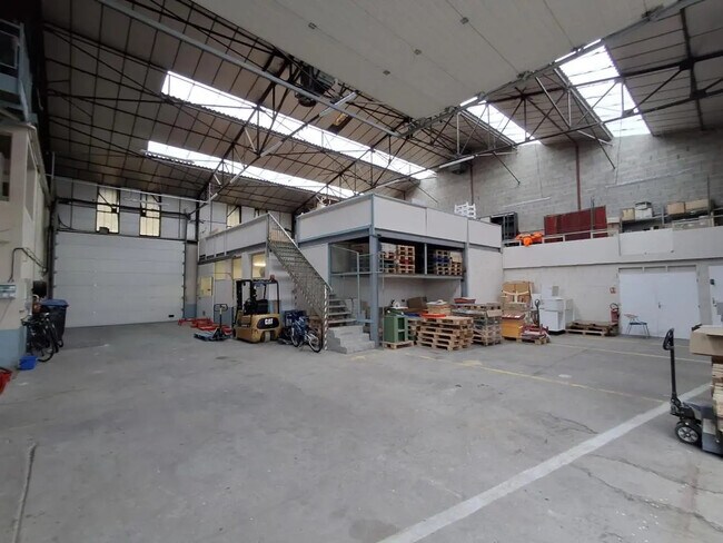 Plus de détails pour Local d’activités à vendre