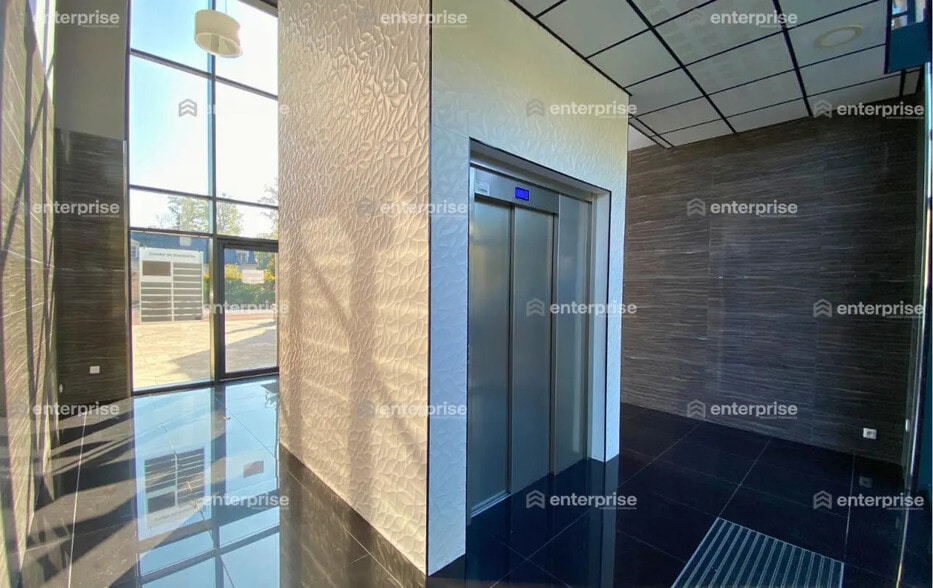 Bureau dans Vineuil-Saint-Firmin à vendre - Photo de l’immeuble – Image 3 sur 4