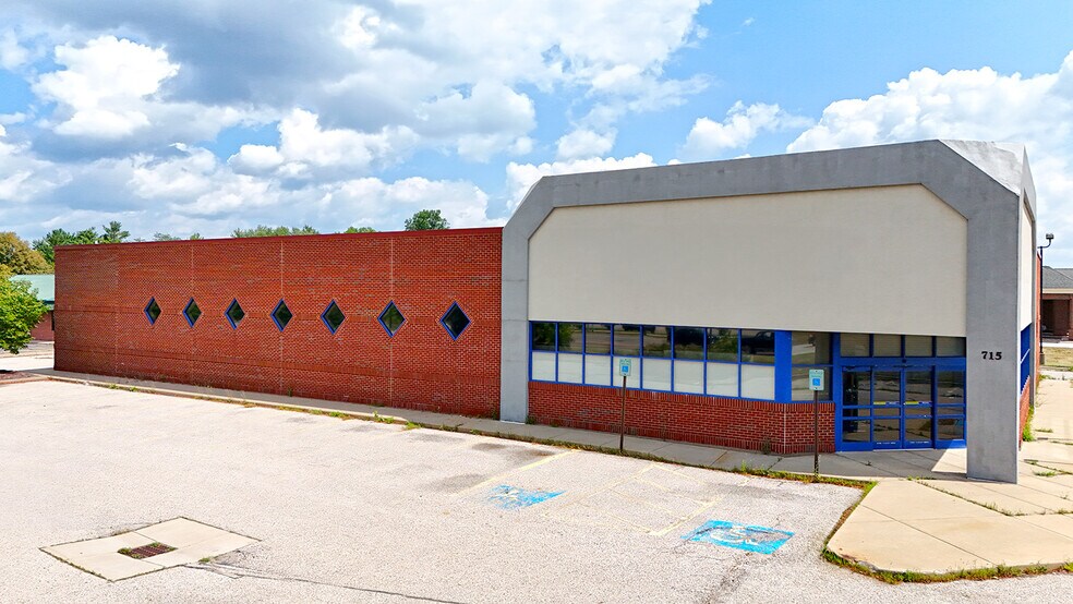 715 S Clinton St, Grand Ledge, MI à louer - Photo de l’immeuble – Image 1 sur 6