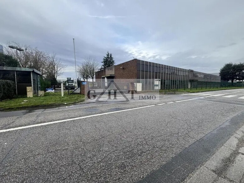 Industriel/Logistique dans Plaisir à vendre - Photo de l’immeuble – Image 3 sur 15