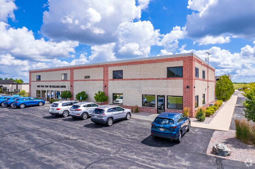 1530 Corporate Center Dr, West Bend, WI à louer - Photo de l’immeuble – Image 2 sur 5