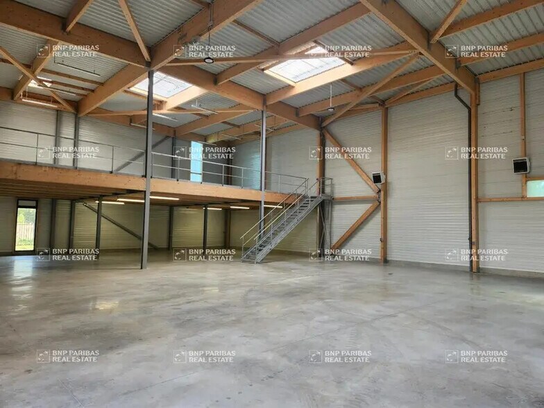 Local d’activités dans Chanteloup-en-Brie à louer - Photo de l’immeuble – Image 3 sur 19
