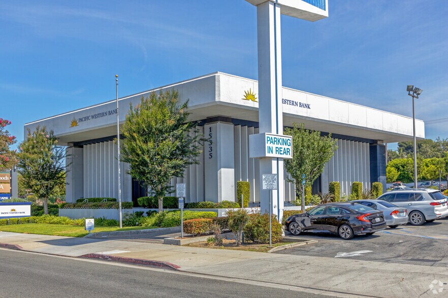 15335 Whittier Blvd, Whittier, CA à louer - Photo de l’immeuble – Image 1 sur 12