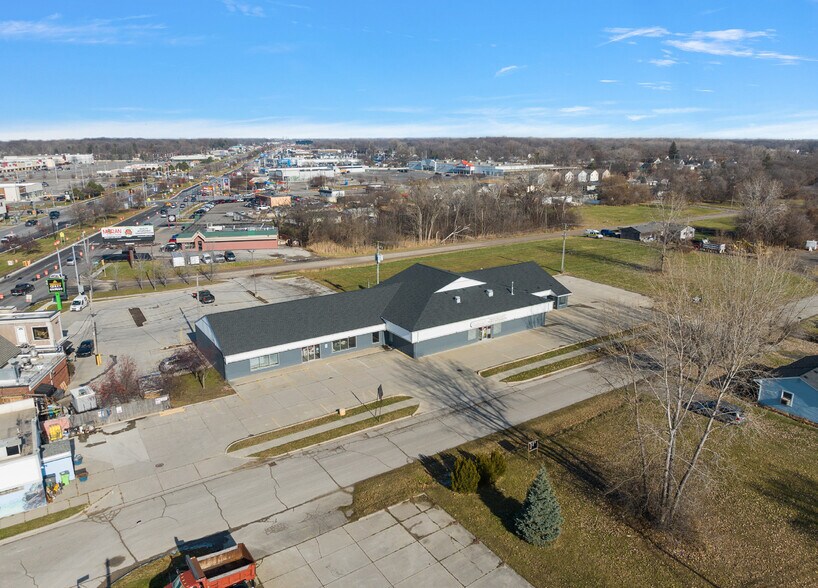 34736 S Gratiot Ave, Clinton Township, MI à vendre - Photo de l’immeuble – Image 2 sur 4