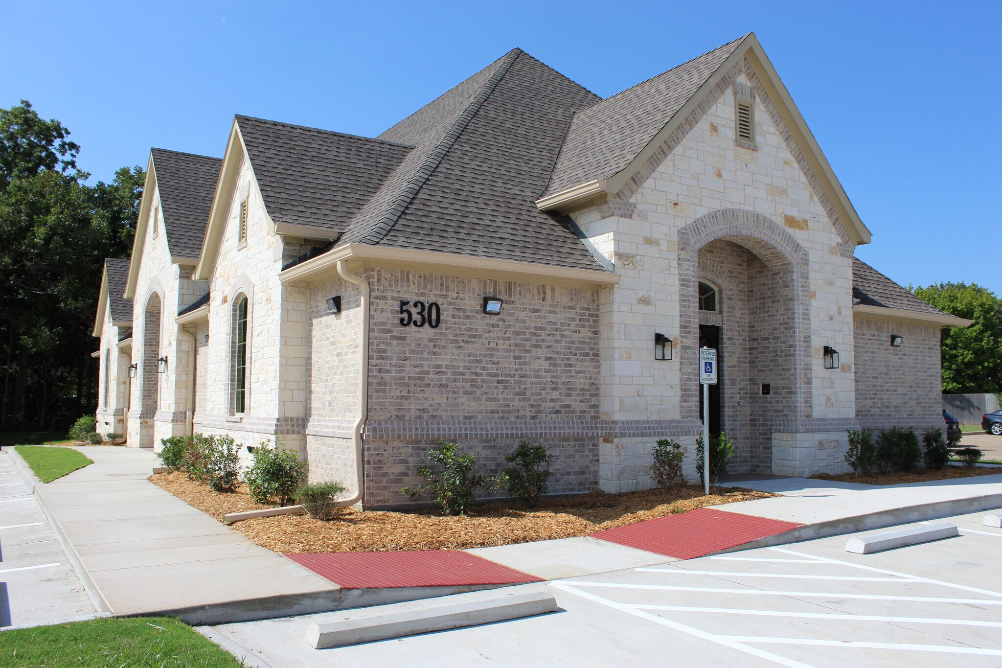 530 E Pleasant Run Rd, DeSoto, TX à louer Photo principale– Image 1 sur 2
