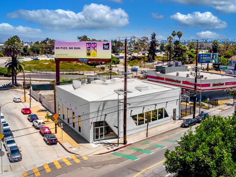 5075 W Adams Blvd, Los Angeles, CA à louer - Photo de l’immeuble – Image 2 sur 7