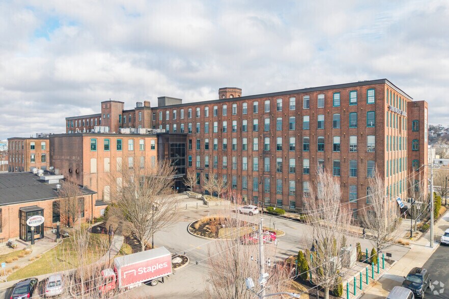 1082 Davol St, Fall River, MA à louer - Photo de l’immeuble – Image 2 sur 22