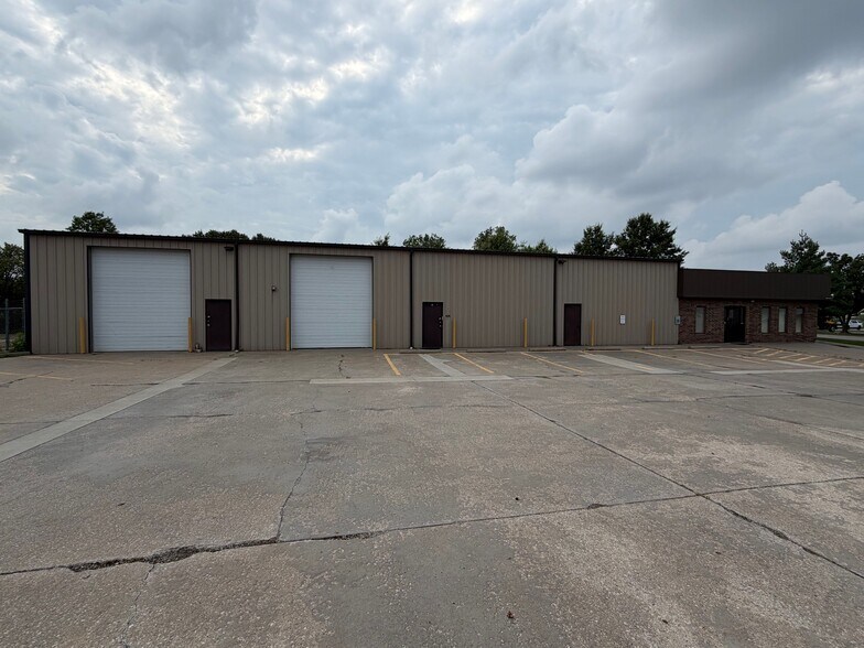 401 SE Fleetway Dr, Lee's Summit, MO à vendre - Photo de l’immeuble – Image 3 sur 4