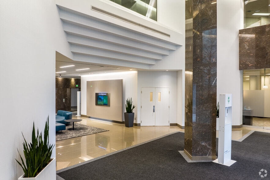 5090 Explorer Dr, Mississauga, ON à louer - Hall d’entrée – Image 3 sur 10