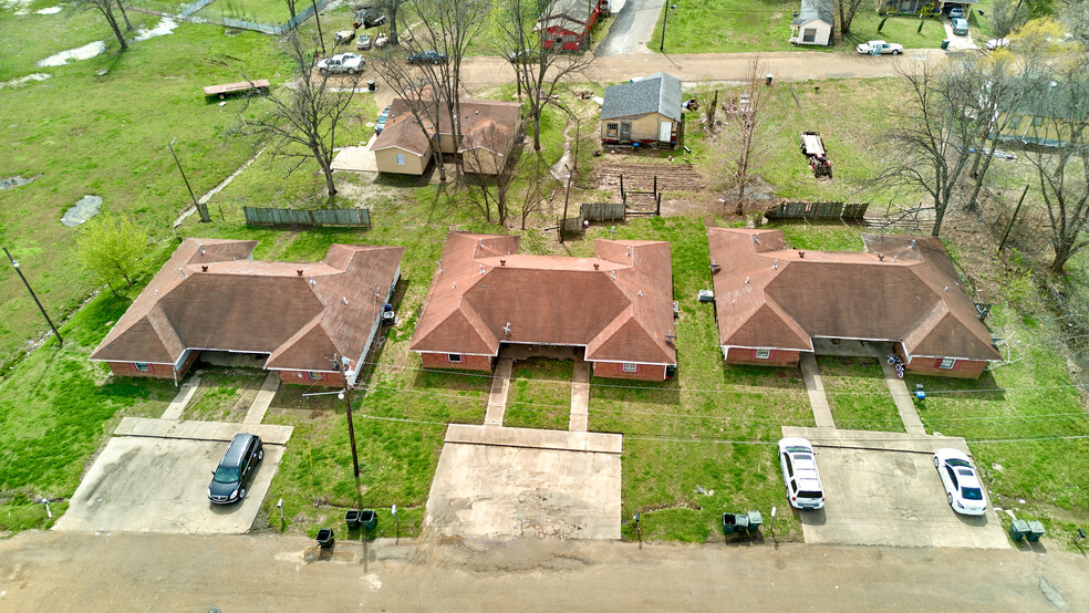 9 Units - 4 Duplex's 1 SFH portefeuille de 5 biens à vendre sur LoopNet.fr - Photo de l’immeuble – Image 1 sur 9