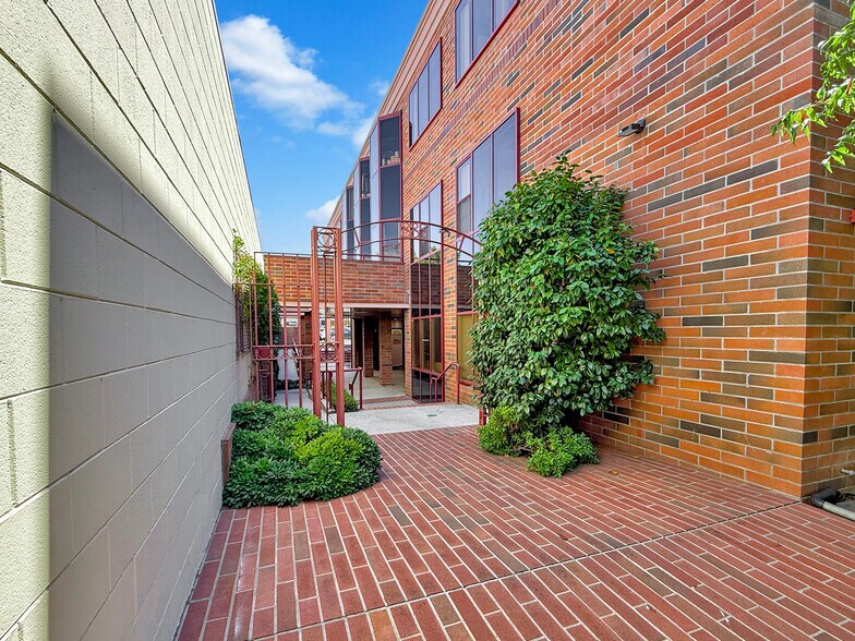 885 Oak Grove Ave, Menlo Park, CA à louer - Photo de l’immeuble – Image 3 sur 10