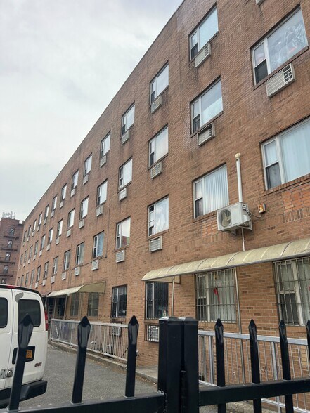 5505 98th St, Corona, NY à vendre - Photo de l’immeuble – Image 1 sur 10
