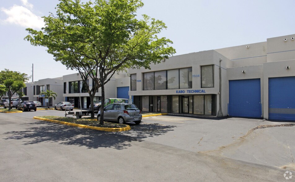 7030-7038 NW 50th St, Miami, FL à louer - Photo de l’immeuble – Image 2 sur 11