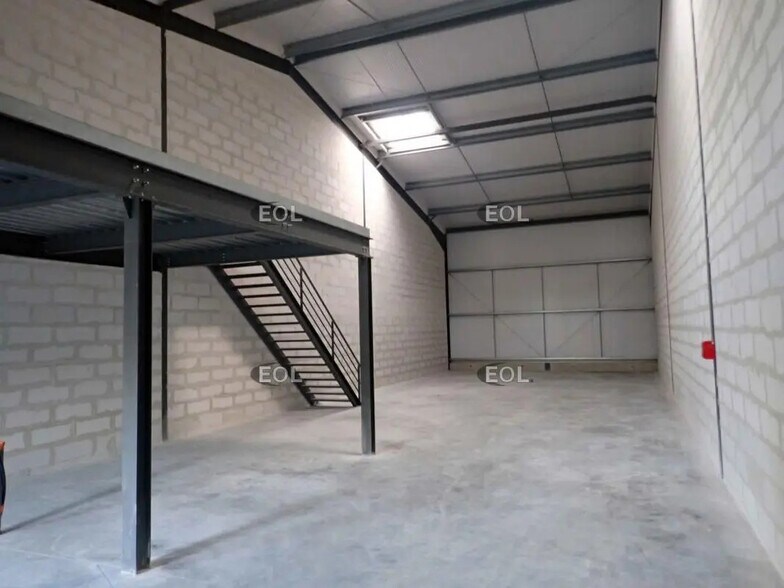 Local d’activités dans Novillers à louer - Photo de l’immeuble – Image 3 sur 10