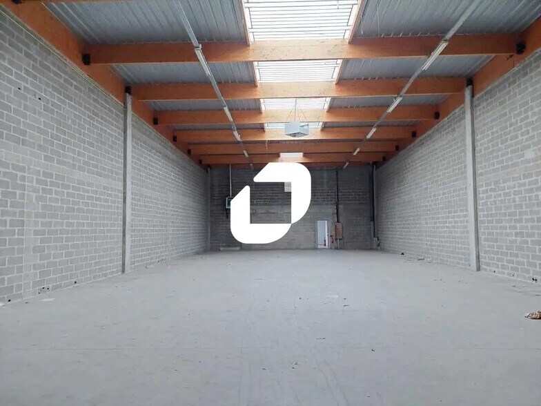 Local d’activités dans Coignières à louer - Photo de l’immeuble – Image 2 sur 7
