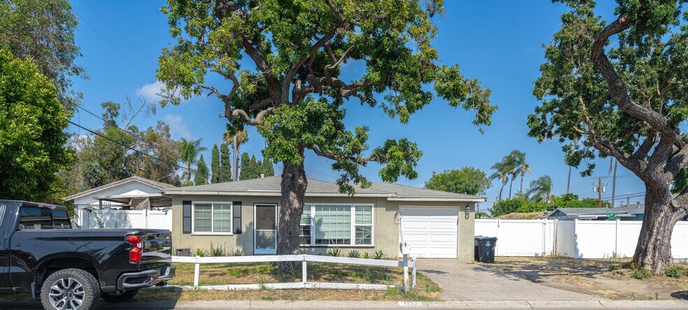 4301 W Lilac Ave, Santa Ana, CA à vendre - Photo de l’immeuble – Image 2 sur 47