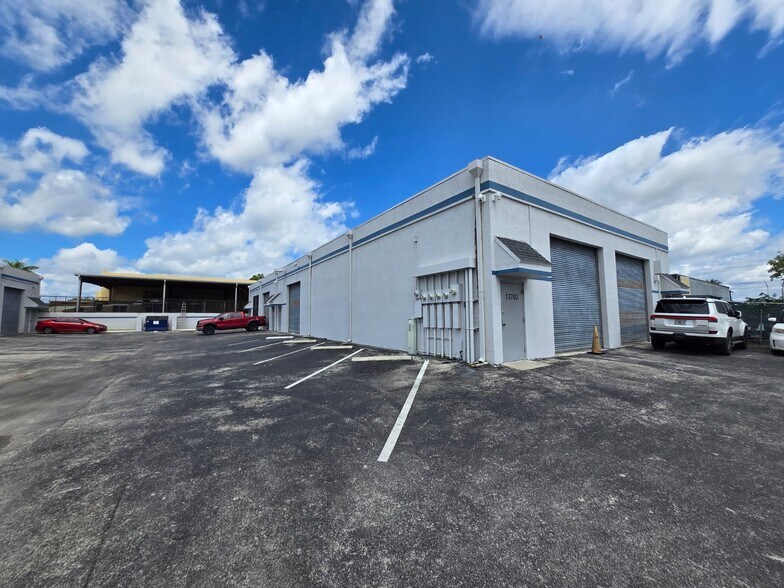 13700-13708 SW 145th Ct, Miami, FL à louer - Photo de l’immeuble – Image 1 sur 3