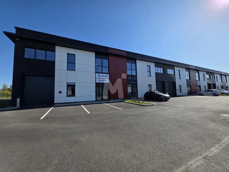 Local d'activités dans Lieusaint à vendre - Photo de l’immeuble – Image 2 sur 8