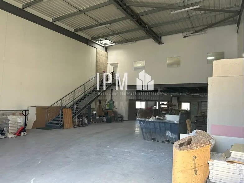 Local d’activités dans La Penne-sur-Huveaune à louer - Photo de l’immeuble – Image 2 sur 7