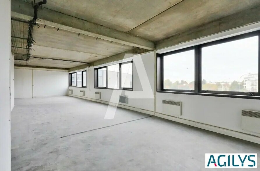 Bureau dans Bonneuil-sur-Marne à louer - Photo de l’immeuble – Image 1 sur 6