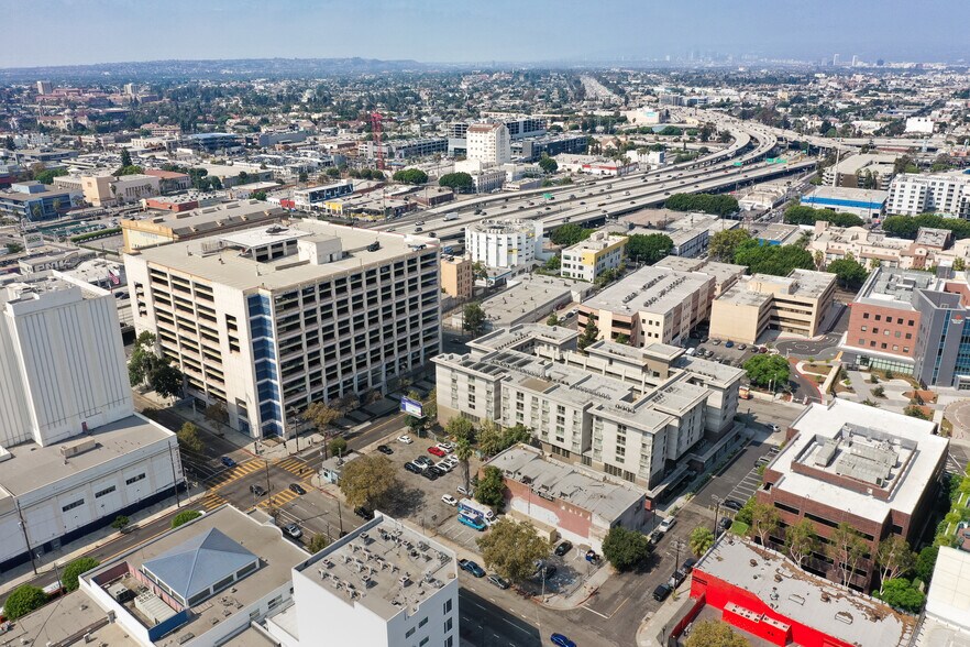 Prime DTLA Corner | Owner-User + Parking portefeuille de 2 biens à vendre sur LoopNet.fr - Photo de l’immeuble – Image 2 sur 12