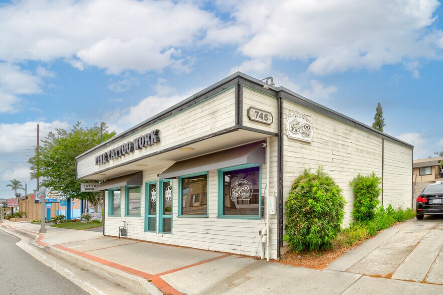 745 W Chapman Ave, Orange, CA à louer - Photo de l’immeuble – Image 3 sur 15