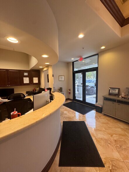 14131 Metropolis Ave, Fort Myers, FL à louer - Hall d’entrée – Image 3 sur 13