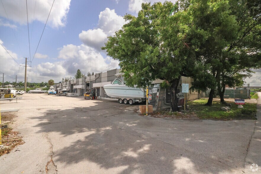 8044-8045 W 2st Ct, Hialeah, FL à vendre - Photo principale – Image 1 sur 10