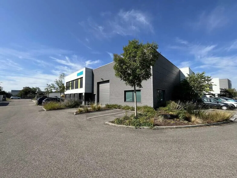 Bureau dans Vaulx-en-Velin à louer - Photo de l’immeuble – Image 2 sur 24