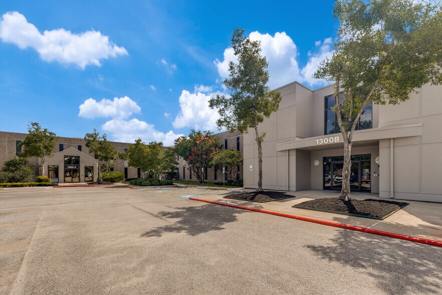 1300 Bay Area Blvd, Houston, TX à louer - Photo de l’immeuble – Image 3 sur 8