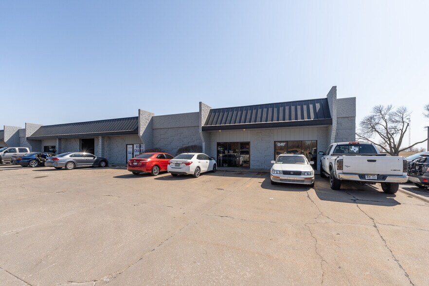 Southwest Business Park Flex/Industrial portefeuille de 4 biens à vendre sur LoopNet.fr - Photo principale – Image 1 sur 6