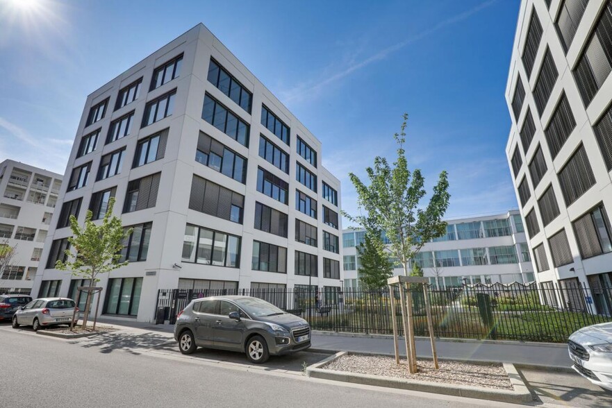 8 Rue Maurice Moissonnier, Vaulx-en-Velin à louer - Photo de l’immeuble – Image 2 sur 10