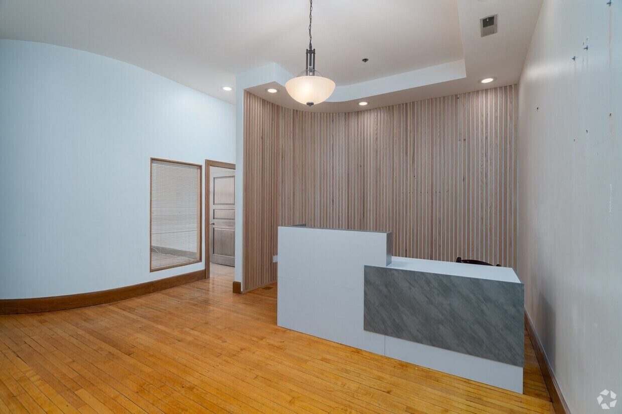 92 High St, Medford, MA 02155 - Lot T2 -  - Photo intérieure - Image 1 of 8