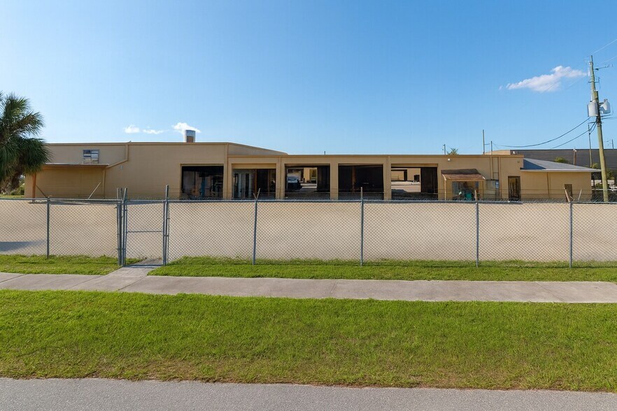 2559 Fowler St, Fort Myers, FL à louer - Photo de l’immeuble – Image 2 sur 3
