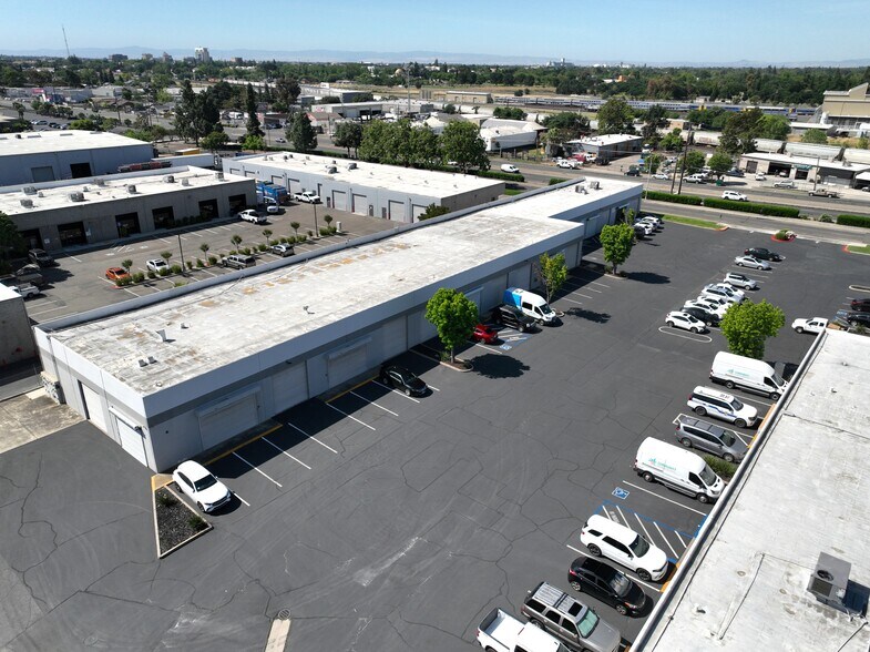 2626 West Ln, Stockton, CA à louer - Photo de l’immeuble – Image 3 sur 6