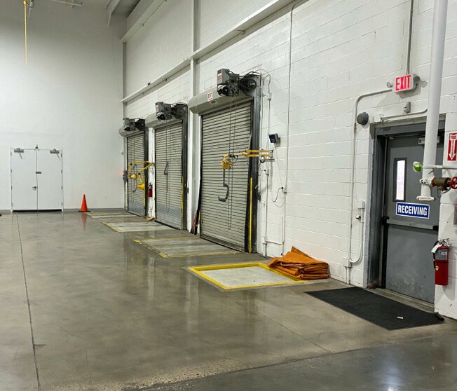 555 N Research Pl, Central Islip, NY à louer - Photo intérieure – Image 3 sur 8