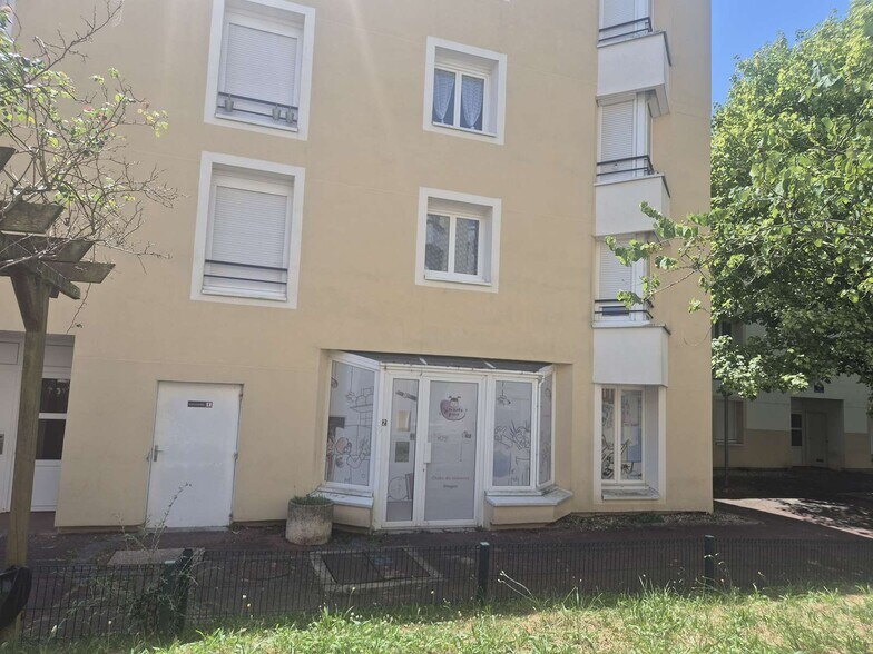 2 Place Nicolas Poussin, Montigny-le-Bretonneux à louer - Photo de l’immeuble – Image 1 sur 2