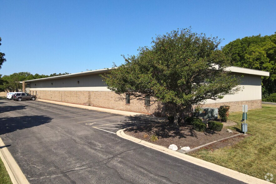 1851 E Fabyan Pky, West Chicago, IL à louer - Photo de l’immeuble – Image 1 sur 2