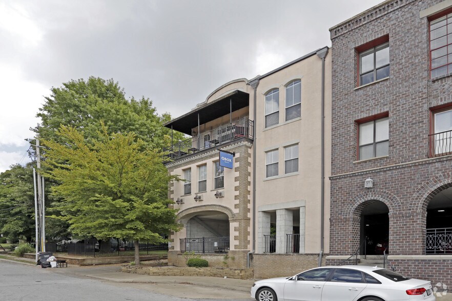 320 N Rollston Ave, Fayetteville, AR à louer - Photo de l’immeuble – Image 1 sur 3