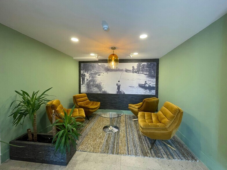 Kingsbury Crescent, Staines à louer - Photo de l’immeuble – Image 3 sur 27