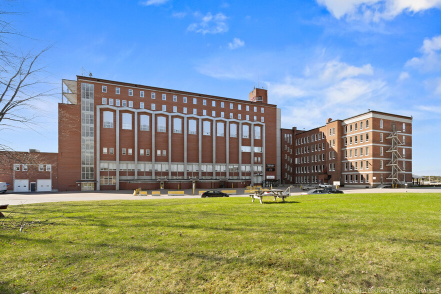 930 Rue Jacques-Cartier E, Saguenay, QC à louer - Photo principale – Image 1 sur 9