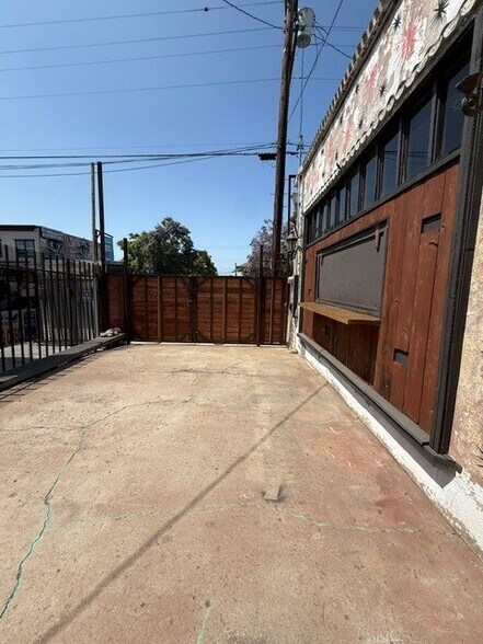 2244 Logan Ave, San Diego, CA à louer - Photo de l’immeuble – Image 3 sur 6