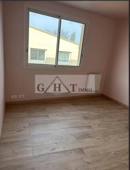 Bureau dans Deuil-la-Barre à louer - Photo de l’immeuble – Image 2 sur 2