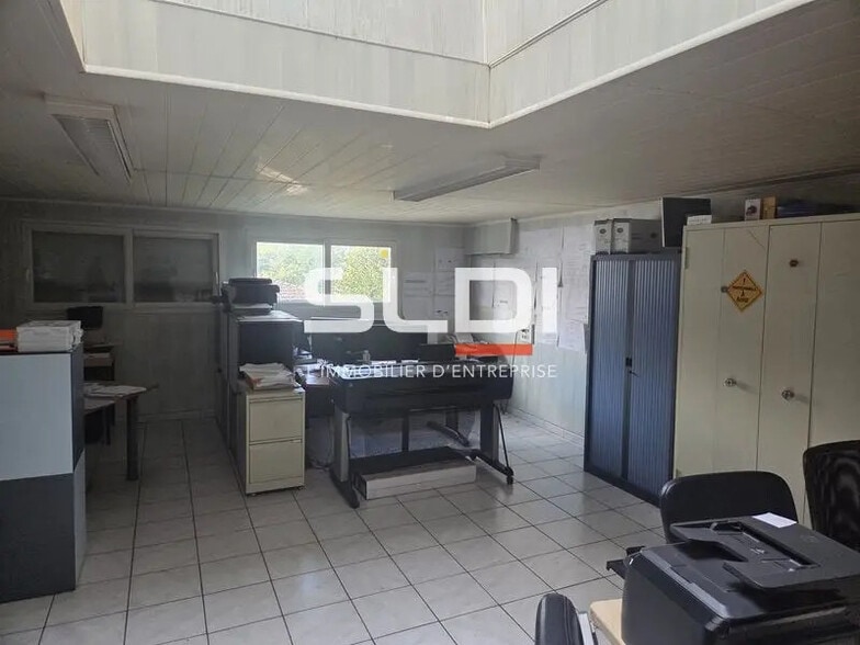 Local d'activités dans Létra à vendre - Photo intérieure – Image 3 sur 4