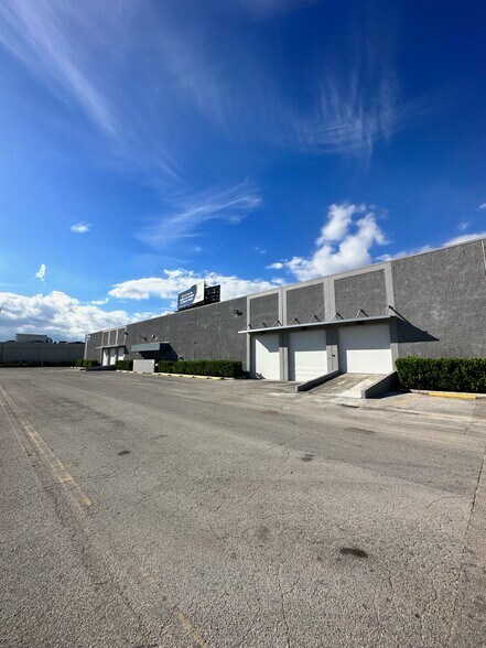 7855-7955 NW 77th Ave, Medley, FL à louer - Photo de l’immeuble – Image 3 sur 3