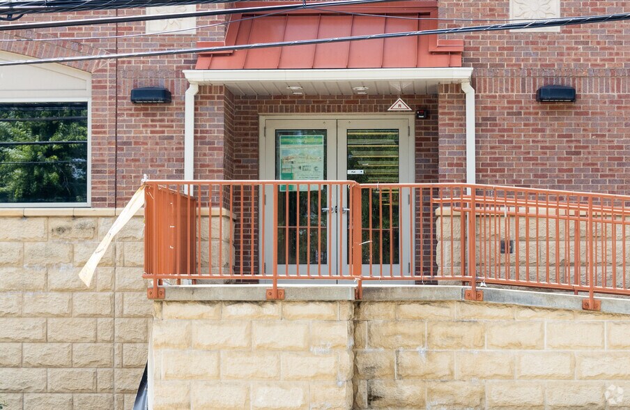 1477 Oak Tree Rd, Iselin, NJ à louer - Photo de l’immeuble – Image 3 sur 15